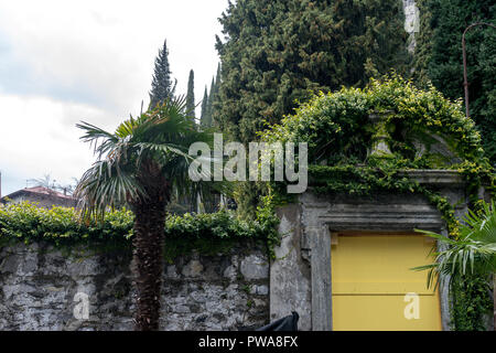 Varenna, Italien - 31. März 2018: Stein Skulptur Artefakt an Gärten der Villa Monastero Stockfoto