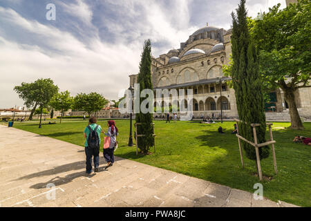 Touristen zu Fuß auf den Weg um die Süleymaniye-moschee Gärten, Istanbul, Türkei Stockfoto