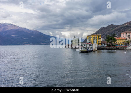 Varenna, Italien - 31. März 2018: Ein Boot am Comer see Auto Transport in das Dorf Varenna Stockfoto