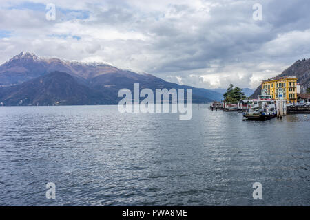 Varenna, Italien - 31. März 2018: Ein Boot am Comer see Auto Transport in das Dorf Varenna Stockfoto