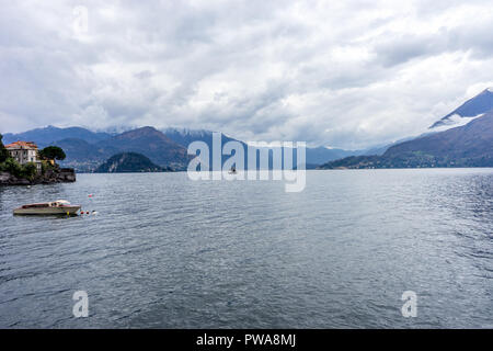 Varenna, Italien - 31. März 2018: ein Taxi boat Service am Comer See neben dem Dorf Varenna Stockfoto