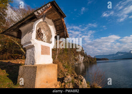 Hochzeit Kreuz (hochzeitskreuz) Bildstock auf einem Felsen über Lake Wolfgangsee. Das Kreuz stammt aus dem Jahre 1609 und ist auf eine Legende über Weddi basierend Stockfoto