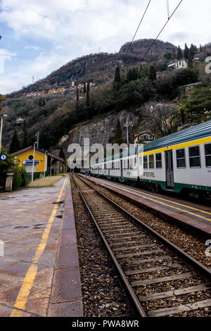 Varenna, Italien - 31. März 2018: Treinitalia Trenord am Bahnhof Cervia, Italien Stockfoto