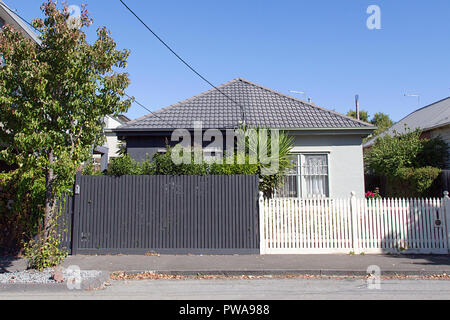 Charmantes Doppelhaus Bungalow Wohnungen im Vorort von St. Kilda in Melbourne mit einer weißen und einer schwarzen Lattenzaun. Stockfoto