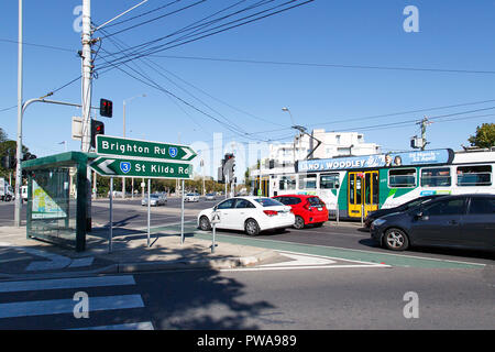 St Kilda, Melbourne, Australien: 04 April, 2018: Kreuzung auf der Straße bei St. Kilda und Brighton Road. Autos und eine Straßenbahn warten Sie an eine Ampel. Stockfoto