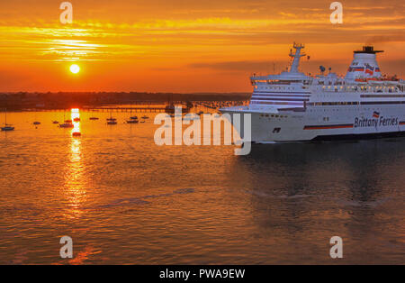 Brittany Ferries Cross Channel Kreuzfahrtschiff Bretagne Segeln in den Sonnenuntergang an der Solent in den Hafen von Portsmouth aus Santander zurück Stockfoto