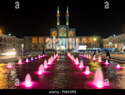 Amir Chakmaq Komplex in der Nacht mit bunten Lichtern, Yazd, Iran Stockfoto