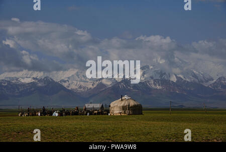 Die hohen pamir Aufstieg über nomadische Jurten entlang der Pamir Highway, Kirgisistan Stockfoto