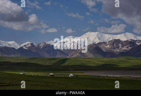 Die hohen pamir Aufstieg über nomadische Jurten entlang der Pamir Highway, Kirgisistan Stockfoto