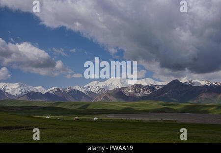 Die hohen pamir Aufstieg über nomadische Jurten entlang der Pamir Highway, Kirgisistan Stockfoto