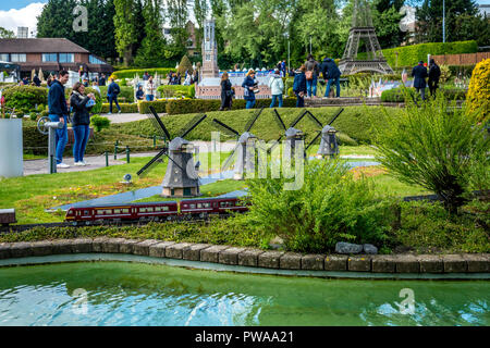 Brüssel, Belgien - 17 April 2017: Miniaturen im Park Mini-europa-Reproduktionen von Windmühlen von Kinderdijk, Niederlande, Europa Stockfoto