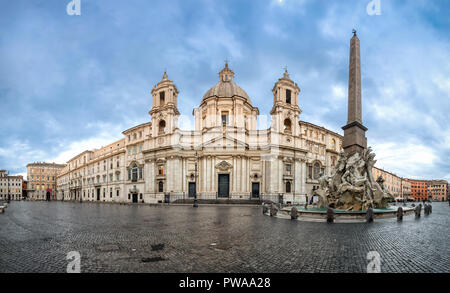 Panorama von der Piazza Navona mit Fontana dei Fiumi Brunnen und Sant'Agnese in Agone Kirche, Rom, Italien Stockfoto