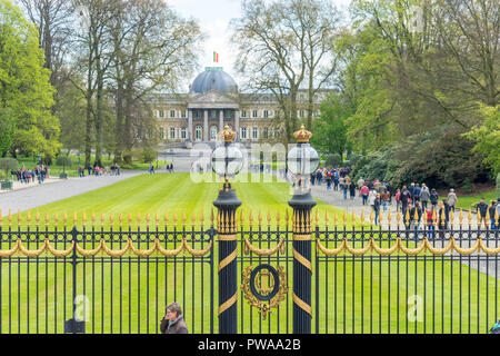 Brüssel, Belgien - 17 April: ein Tourist vor der goldenen Tore der Königliche Palast in Brüssel, Belgien, Europa Am 17. April 2017 Stockfoto