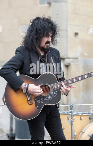 Drei viertel länge Bild des Menschen spielen eine akustische Gitarre, Altstadt von Pistoia, Toskana, Italien, Europa, Stockfoto