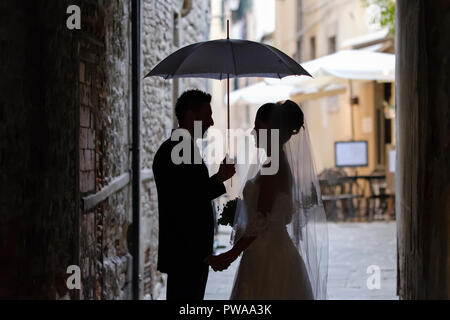 Brautpaare unter dem Dach in der Altstadt von Pistoia, Toskana, Italien, Europa, Stockfoto