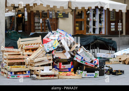 Müll links auf der Straße nach Markt Tag, Altstadt von Pistoia, Toskana, Italien, Europa, Stockfoto