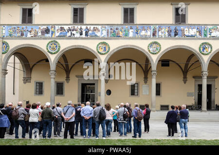 Touristische Partei Besuch der Ospedale del Ceppo di Pistoia in der Piazza Giovanni, Altstadt von Pistoia, Toskana, Italien, Europa, Stockfoto