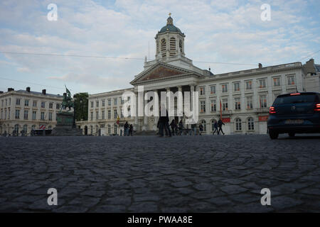 Brüssel, Belgien - 14 April: Menschen gehen in frontof Kirche von Saint Jacques-sur-Coudenberg zu Brüssel, Belgien Am 14. April 2017 Stockfoto