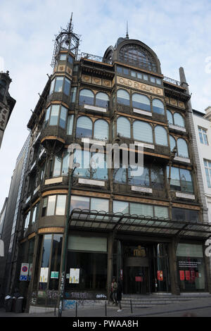 Brüssel, Belgien - 14 April: Menschen bei Vor einem Gebäude namens Old England, Brüssel, Belgien, Europa Am 14. April 2017 Stockfoto