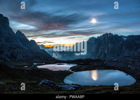 Moonlight und Dämmerung Lichter in Laghi dei Piani, Südtirol, Italien wider Stockfoto