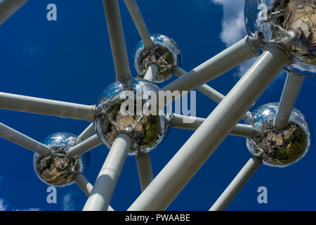 Brüssel, Belgien - 17 April 2017: Kugeln für die atomare Struktur am Atomium, Brüssel, Belgien, Europa Stockfoto