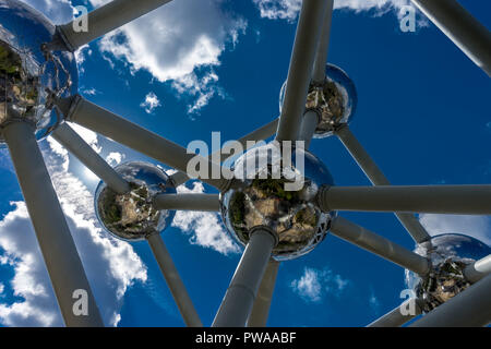 Brüssel, Belgien - 17 April 2017: Kugeln für die atomare Struktur am Atomium, Brüssel, Belgien, Europa Stockfoto