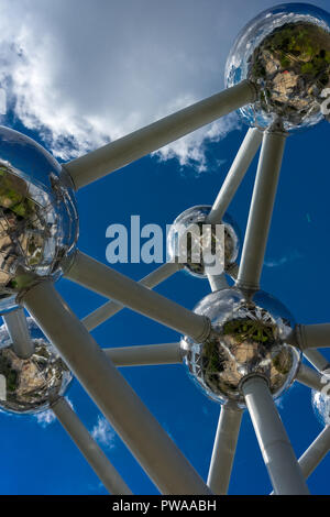 Brüssel, Belgien - 17 April 2017: Kugeln für die atomare Struktur am Atomium, Brüssel, Belgien, Europa Stockfoto