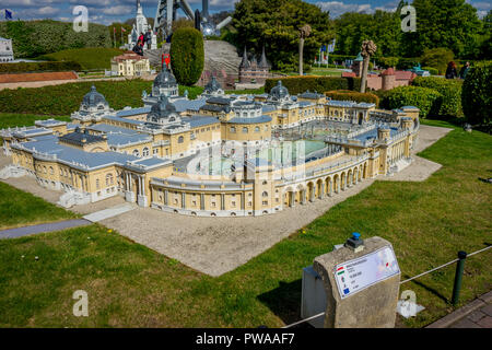 Brüssel, Belgien - 17 April 2017: Miniaturen im Park Mini-europa-Reproduktion des Szecheneyi Bäder, Budapest, Ungarn, Europa Stockfoto