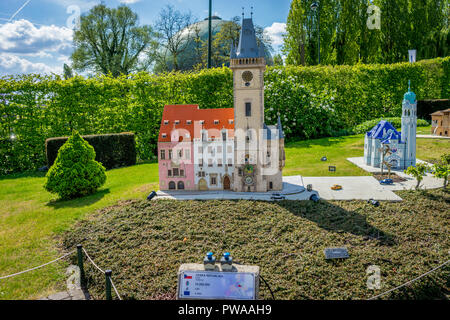 Brüssel, Belgien - 17 April 2017: Miniaturen im Park Mini-europa-Reproduktion der Astronomische Uhr am Rathaus in Prag, Tschechische Republik, Stockfoto