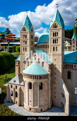 Brüssel, Belgien - 17 April 2017: Miniaturen im Park Mini-europa-Reproduktion der Kathedrale in Spire, Deutschland, Europa Stockfoto