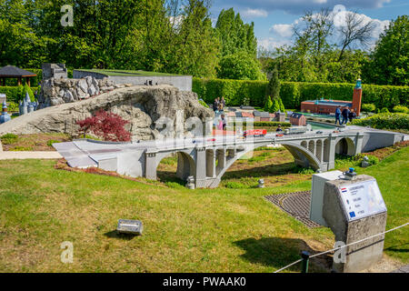 Brüssel, Belgien - 17 April 2017: Miniaturen im Park Mini-europa-Reproduktion des Pont Adolphe zu Luxemburg, Europa Stockfoto