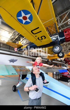 USA Maryland MD Prince Georges County College Park Aviation Museum Vater und Sohn anzeigen antike Flugzeuge auf der älteste Flughafen in der Welt Stockfoto