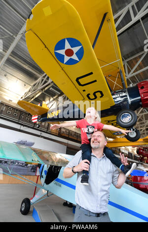 USA Maryland MD Prince Georges County College Park Aviation Museum Vater und Sohn anzeigen antike Flugzeuge auf der älteste Flughafen in der Welt Stockfoto
