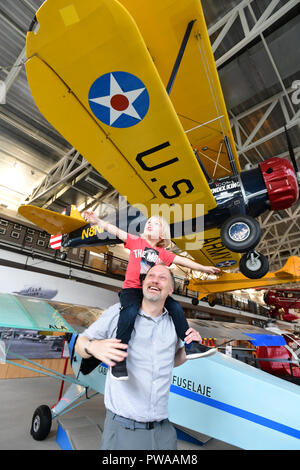 USA Maryland MD Prince Georges County College Park Aviation Museum Vater und Sohn anzeigen antike Flugzeuge auf der älteste Flughafen in der Welt Stockfoto