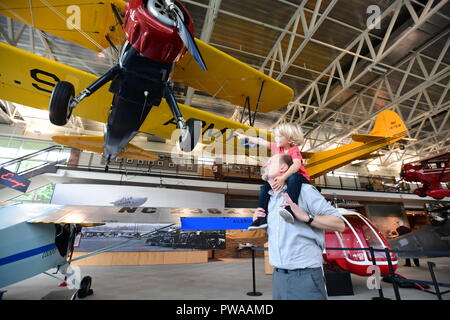 USA Maryland MD Prince Georges County College Park Aviation Museum Vater und Sohn anzeigen antike Flugzeuge auf der älteste Flughafen in der Welt Stockfoto