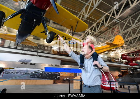 USA Maryland MD Prince Georges County College Park Aviation Museum Vater und Sohn anzeigen antike Flugzeuge auf der älteste Flughafen in der Welt Stockfoto