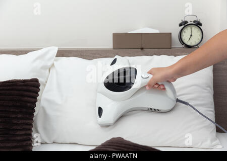 Milbe Staubsauger mit Reinigungsmittel Kissen Matratze staub Eliminator Stockfoto