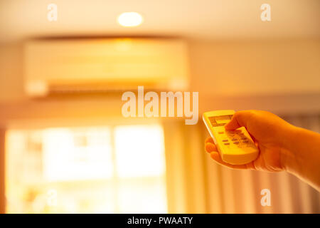 Passen AC Temperatur mit Fernbedienung An der Wand Typ Klimaanlage home Kühlsystem in sehr heißen Sommer Tag Stockfoto