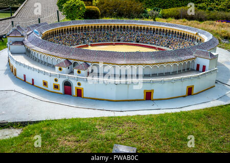 Brüssel, Belgien - 17 April 2017: Miniaturen im Park Mini-europa-Reproduktion der Stierkampfarena in Sevilla, Spanien, Europa Stockfoto
