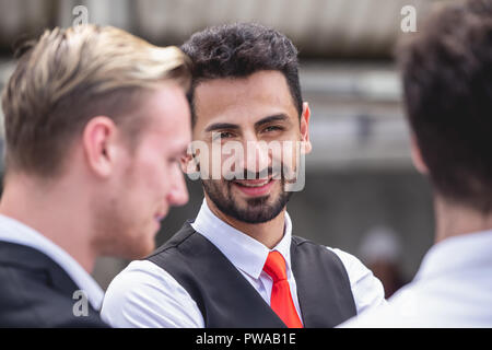 Geschäftsmann hispanic Lächeln suchen Kamera beim Gespräch mit dem Partner glücklich lächelnde positive Business worker Konzept. Stockfoto