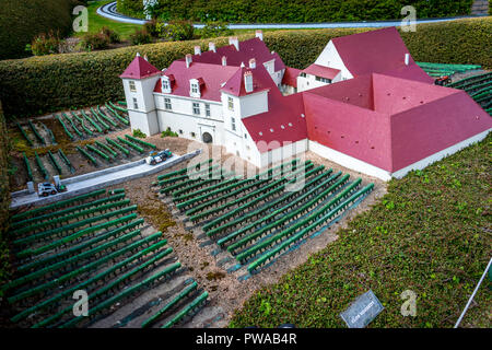Brüssel, Belgien - 17 April 2017: Miniaturen im Park Mini-europa-Reproduktion des Schlosses in Clos Vougeot, Frankreich, Europa Stockfoto