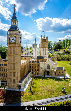 Brüssel, Belgien - 17 April 2017: Miniaturen im Park Mini-europa-Reproduktion des Westminster Palace und Big Ben in London, UK, Europa Stockfoto