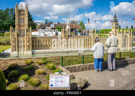 Brüssel, Belgien - 17 April 2017: Miniaturen im Park Mini-europa-Reproduktion des Westminster Palace in London, UK, Europa, Brexit Stockfoto