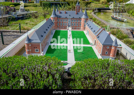 Brüssel, Belgien - 17 April 2017: Miniaturen im Park Mini-europa-Reproduktion der der Komturei in Alden Biesen, Belgien, Europa Stockfoto