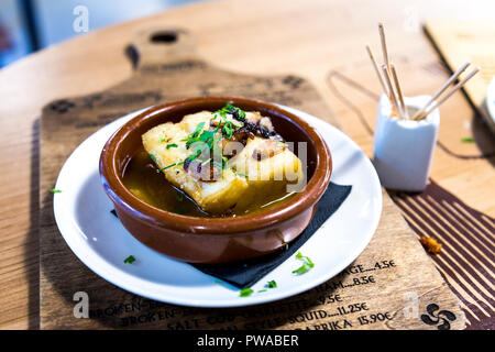 Seehecht mit Knoblauch - ein Pintxos-Gericht im baskischen Stil in El Pintxo de la Barcelona, Barcelona, Spanien Stockfoto