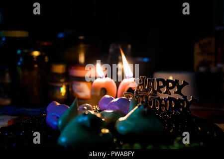 Überraschung Geburtstag Feier Dekoration. Feiern Sie Ihre valentine happy Geburtstag ein. Hausgemachte Design. Romantische dekoratives Element Konzept. Stockfoto