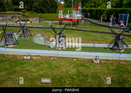 Brüssel, Belgien - 17 April 2017: Miniaturen im Park Mini-europa-Reproduktionen von Windmühlen von Kinderdijk, Niederlande, Europa Stockfoto