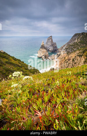 Die berühmten Praia da Ursa Rock in der Nähe von Lissabon, von oben an einem bewölkten Tag gesehen, Portugal Stockfoto