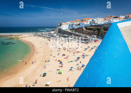 Der beliebte Strand Stadt Ericeira an einem sonnigen Tag, Portugal Stockfoto