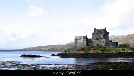 Eilean Donan Castle, die stammt aus dem 13. Jahrhundert, liegt auf einer kleinen Insel im Loch Duich in Schottland. Es ist eines der beliebtesten und am meisten fotografierten Burgen in Schottland, wenn nicht im Vereinigten Königreich. Es hat auch ein paar Auftritte in Spielfilme gemacht. Stockfoto